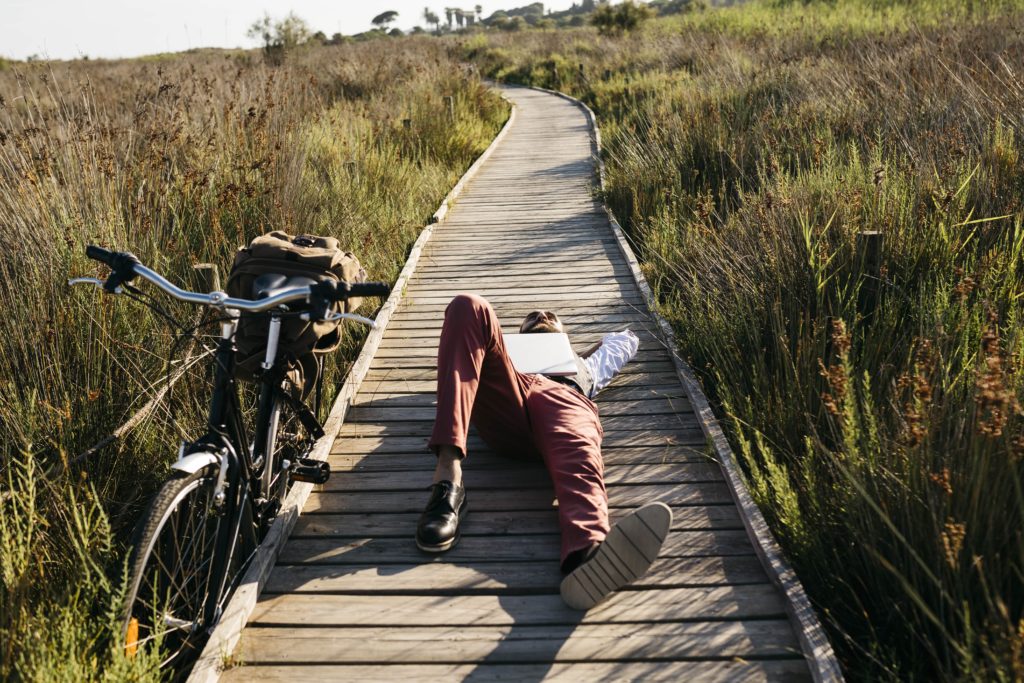 image pour la page d'accueil un homme qui se repose